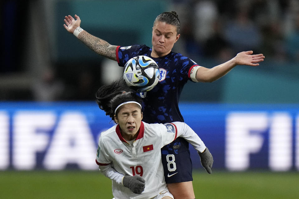 Netherlands' Sherida Spitse, up, and Vietnam's Thi Thanh Nha Nguyen challenge for the ball during the Women's World Cup Group E soccer match between Vietnam and the Netherlands in Dunedin, New Zealand, Tuesday, Aug. 1, 2023. (AP Photo/Alessandra Tarantino)