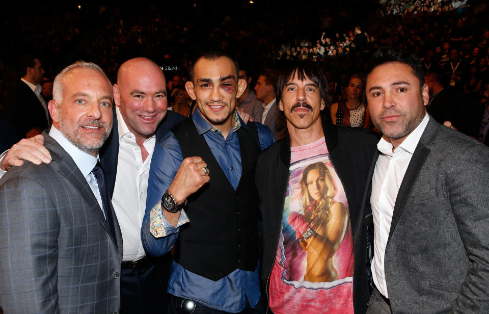 Dana White (segundo desde la izquierda) y Óscar de la Hoya (derecha) en UFC 194, en diciembre de 2015. | Foto: Getty