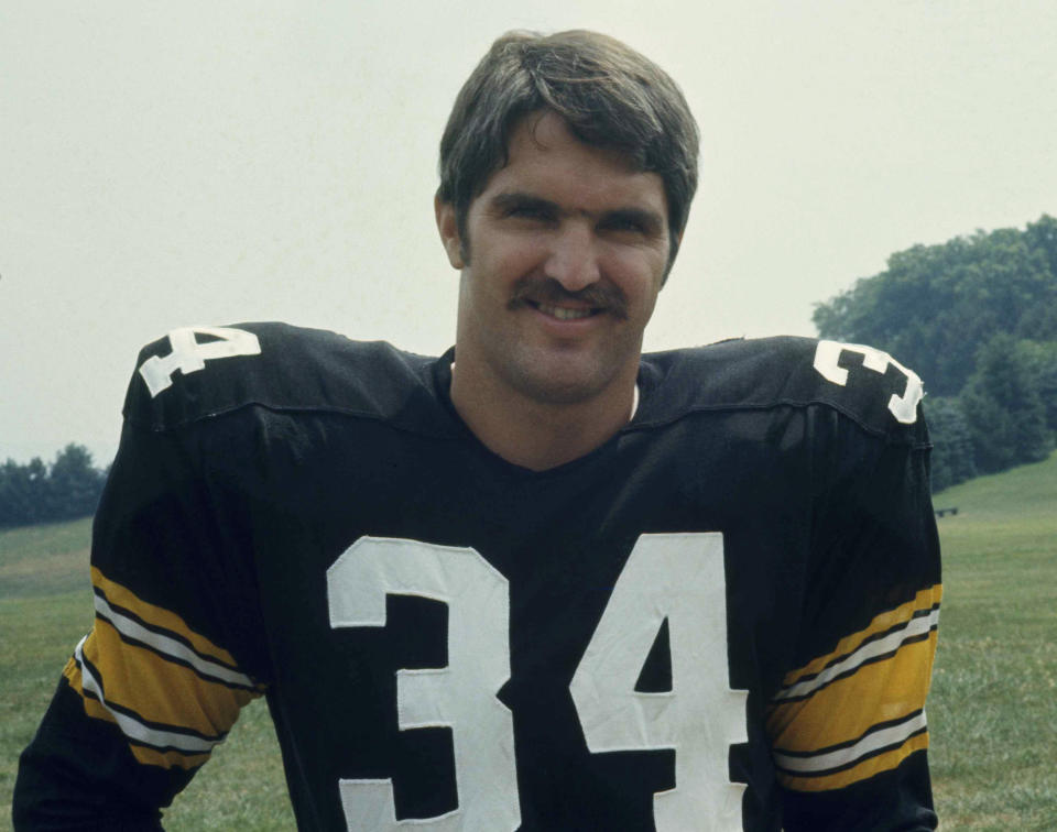 FILE-Pittsburgh Steelers Andy Russell (34) is shown in 1975. The Steelers announced Saturday, March 2, 2024 that Russell, a seven-time Pro Bowler and two-time Super Bowl winner during his 12-year career, has died at 82. (AP Photo, File)