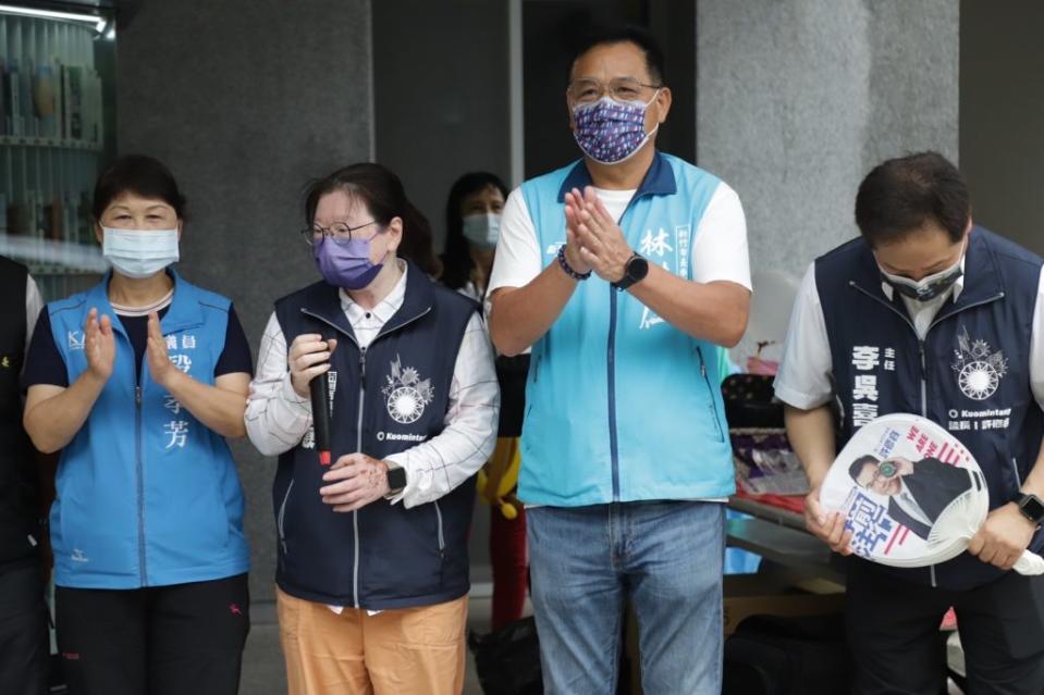 九三軍人節，國民黨新竹市長候選人林耕仁上午前往新竹市軍人忠靈祠出席秋祭追悼會，向國軍英勇忠魂以及先烈先賢，致上敬意與哀思。（記者曾芳蘭攝）