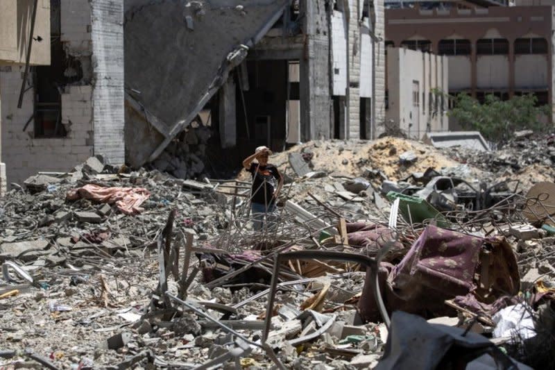 Gazans survey the rubble following the withdrawal of Israeli Defense Forces from the city of Hamad in southern Gaza. Photo by Haitham Imad/EPA-EFE