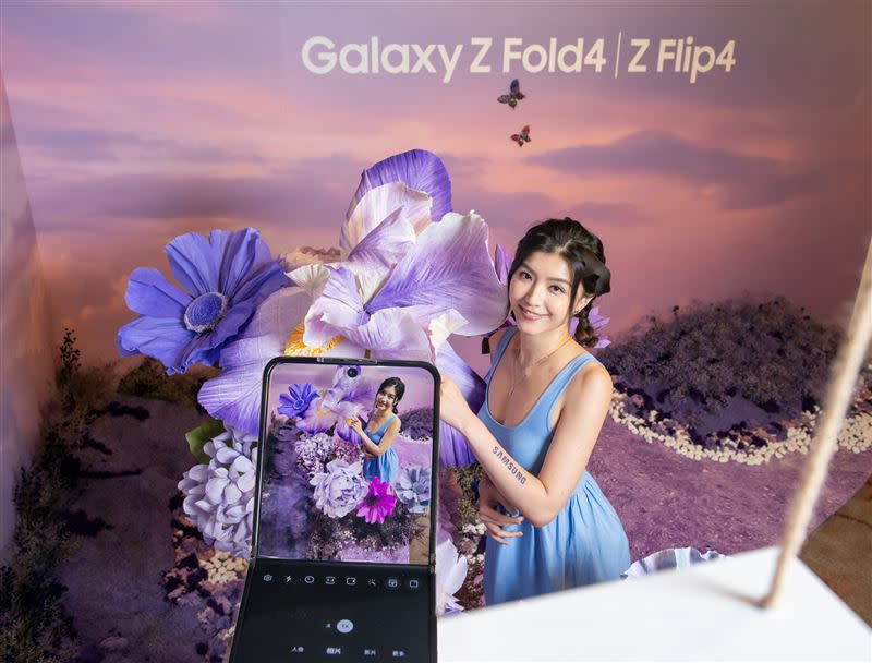 Galaxy Z Flip4免手持自拍。（圖／台灣三星提供）