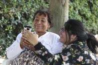 En esta imagen, tomada el 23 de diciembre de 2016, Tamara Alcalá Domínguez muestra imágenes en su celular a su abuela, Petra Bello Suárez, en su casa en Molcaxac, en el estado de Puebla, en México. Durante su primer viaje a su país desde que partió a Estados Unidos siendo una niña, Alcalá siguió a su abuela a todas partes, a la tienda, a ver a los vecinos y a una fiesta local. (AP Foto/Pablo Spencer)