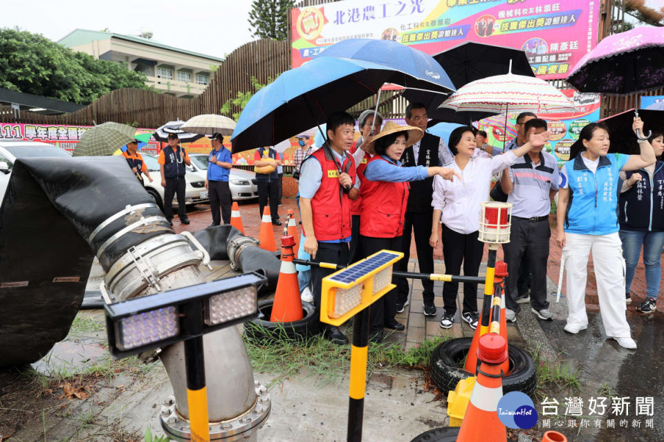 雲林縣長張麗善26日上午特率縣府水利、消防團隊，前往北港鎮視察易淹水區防汛整備情形／翻攝照片