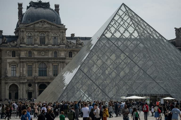 Des touristes font la queue devant la pyramide du Louvre le 29 avril 2022. Image d'illustration - - © 2019 AFP