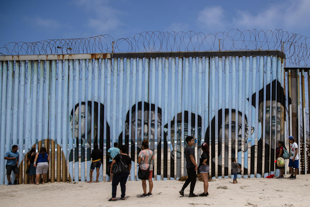 El mural "Leave No One Behind" en la frontera de Tijuana, México, representa a veteranos deportados y otros inmigrantes expulsados de Estados Unidos. (Ariana Drehsler/The New York Times) 