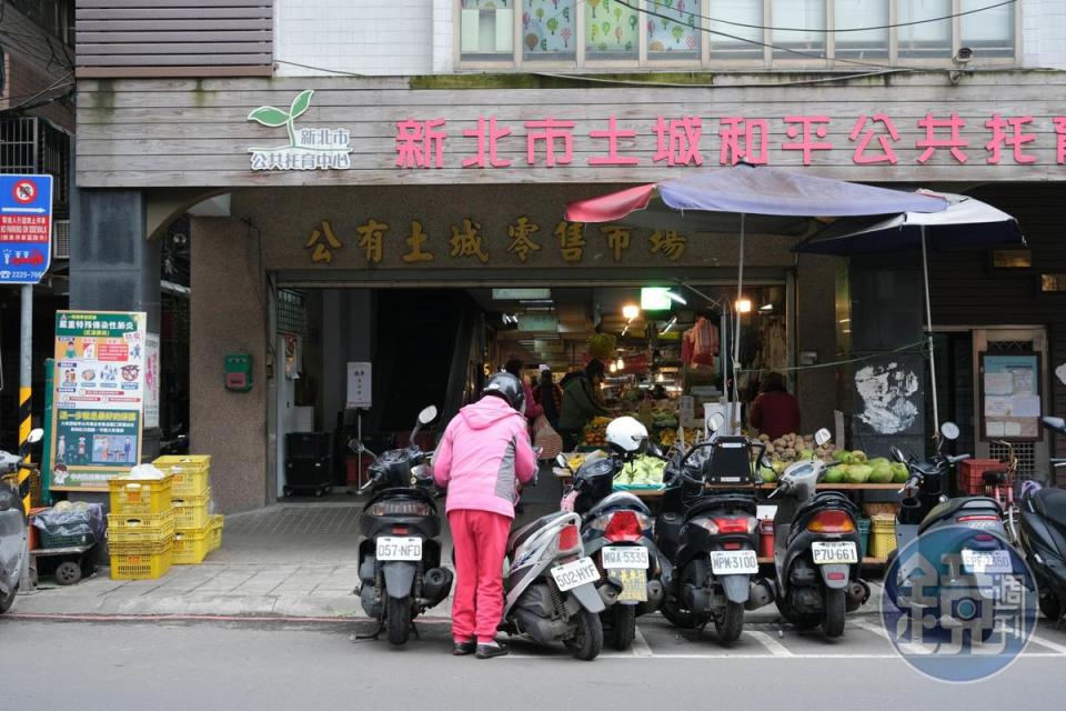 沒有招牌的「王家美食攤」，就是從中正路入口進去的雜貨區第一攤。