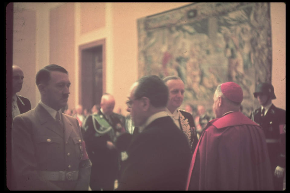 Der Führer (izq.) en la celebración del Año Nuevo en la Cancillería, en Berlín, Alemania. A la derecha de la imagen y de espaldas un ministro del Vaticano. (Hugo Jaeger/Timepix/Time Life Pictures/Getty Images)