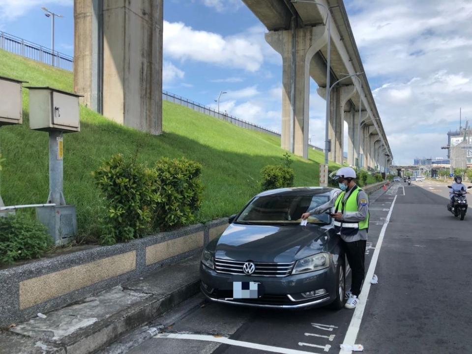 《圖說》因應商圈及觀光旅遊區域停車需求，提高停車格周轉率，假日收費路段照常收費。〈交通局提供〉