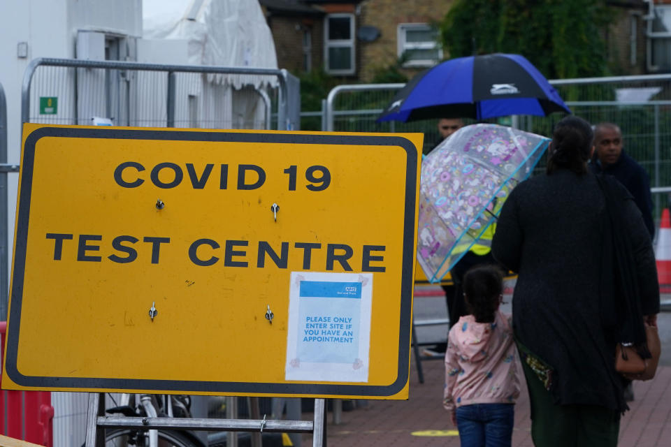 LONDON, ENGLAND - SEPTEMBER 23: A sign shows the way to a COVID-19 testing centre in Walthamstow on September 23, 2020 in London, England. Cases have risen to 5000 per day, and are at their highest since the height of lockdown in May.  (Photo by Mark Case/Getty Images)