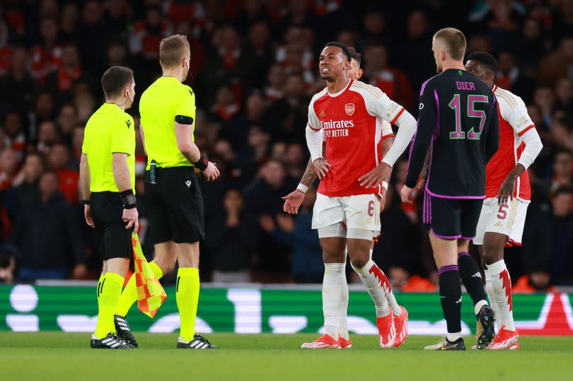 Gabriel Magalhaes speaking to a referee