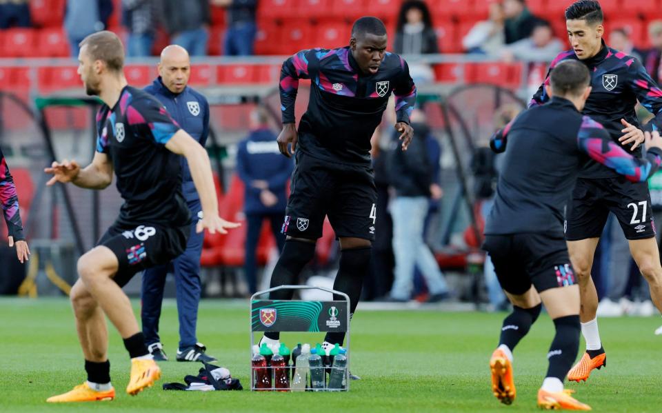 West Ham warm up - Reuters/Piroschka Van De Wouw