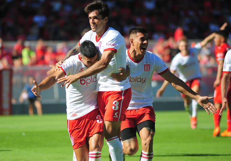 Jorge Rodríguez, autor del 1-0, se abraza con Emanuel Mas; Estudiantes derrotó a Independiente en Avellaneda