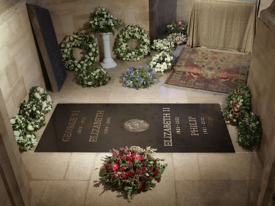 英國女王伊莉莎白二世的墓碑，以黑色大理石製成。（翻攝自The Royal Family推特）