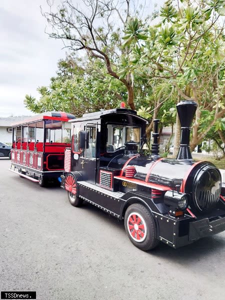 春節期間，墾丁國家森林遊樂區試辦「電動解說遊園車」，供遊客免費搭乘。（記者陳真攝）