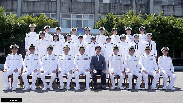 立委蔡適應出席一三一艦隊威海營區降旗典禮，並與艦隊官兵在中庭留影。（記者王世明翻攝）