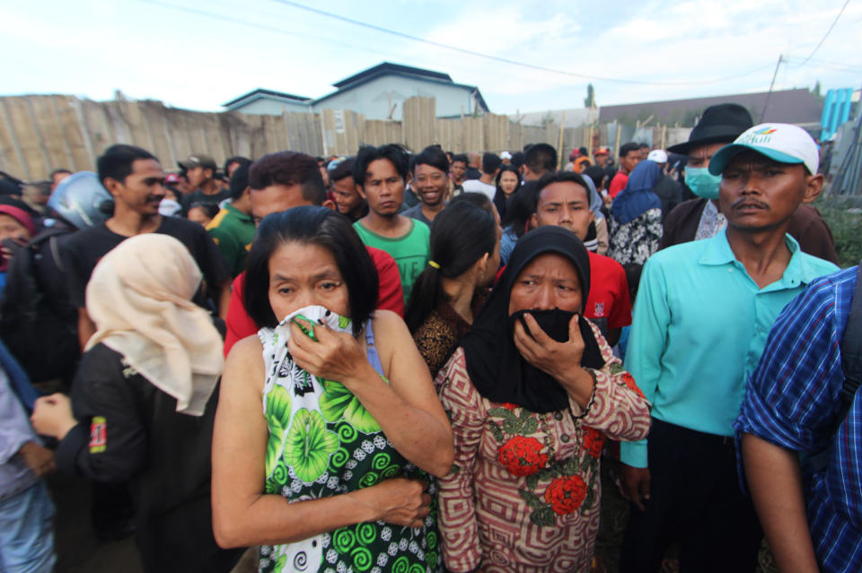 <p>Indonesians look at a firecracker factory that burned down in Tangerang Kota, Banten province on Oct. 26, 2017. (Photo: Demy Sanjaya/AFP/Getty Images) </p>