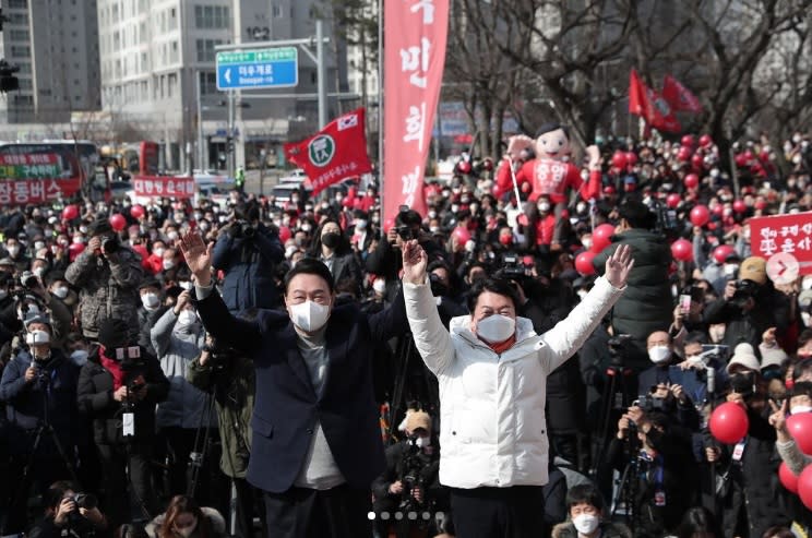 韓國總統當選人尹錫悅（前排左）打出不向中國示弱旗幟，以些微差距　　贏得勝選，外電分析他可能提倡一個軍事上更強大的韓國。   圖：翻攝自尹錫悅IG