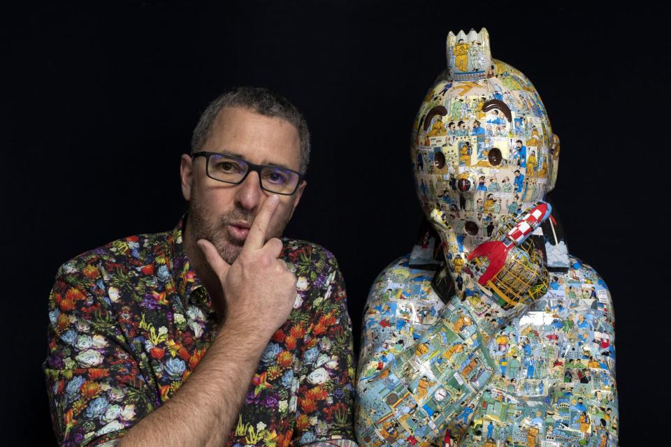 Le sculpteur Christophe Tixier, alias Peppone, et son buste inspiré de Tintin - Christophe Simon - AFP