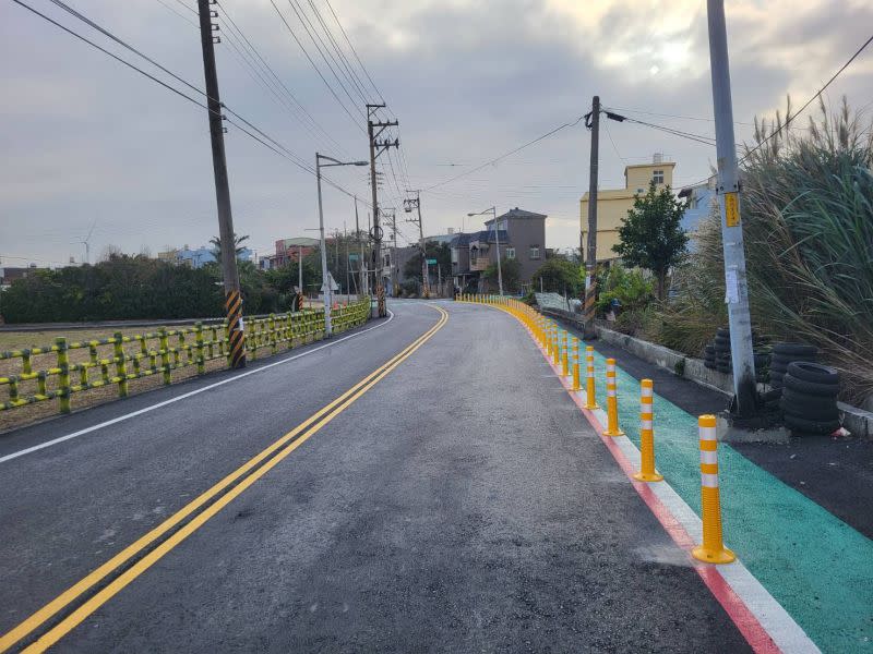 ▲竹4線道路改善工程率先將焚化底渣用在路基工程，有效去化約300公噸，道路面層也採用再生瀝青混凝土，盼能節能減碳、落實循環經濟。（圖／新竹縣政府提供）