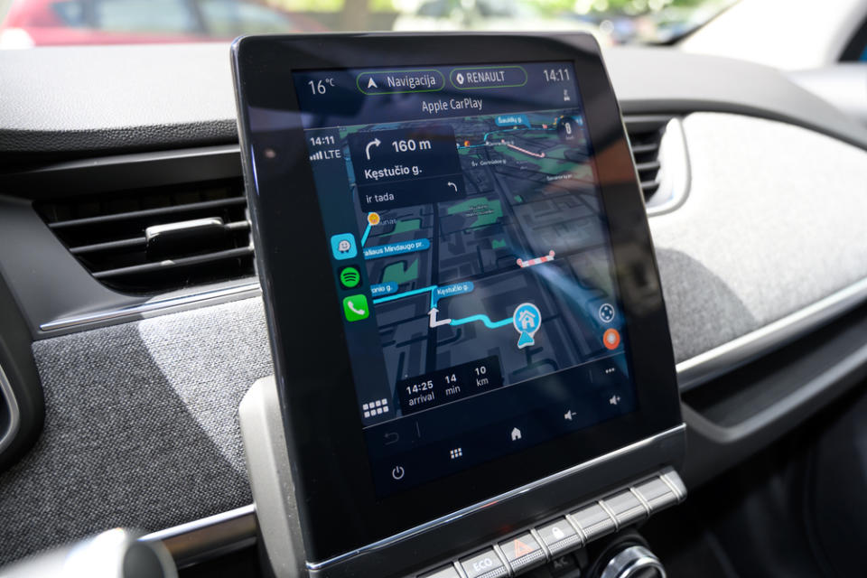 apple carplay screen in renault zoe with waze navigation