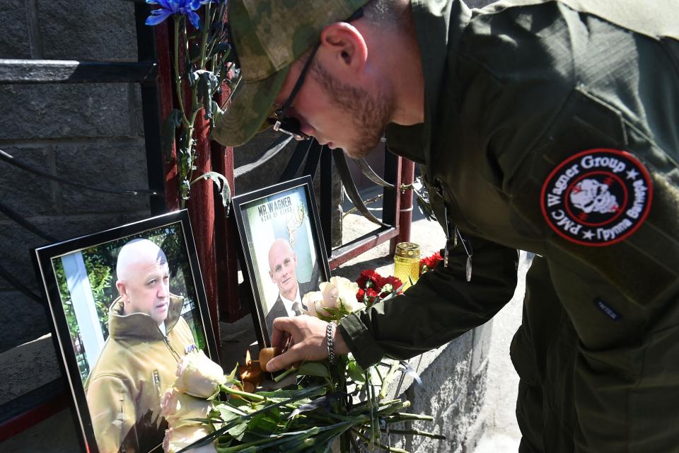 Mercenarios le rinden homenaje a Prigozhin.