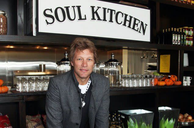 <p>El roquero nativo de Nueva Jersey, Jon Bon Jovi, abrió dos restaurantes comunitarios en su estado natal, llamados “JBJ Soul Kitchen”. Los clientes de dichos restaurantes deciden el precio de su comida o incluso pueden comen gratis y abonar la cuenta trabajando de forma voluntaria durante una hora. Comensales de diferentes orígenes se sientan juntos a la mesa para disfrutar de la cena comunitaria en estos restaurantes, dedicados a darle de comer a quienes no pueden pagar la comida, pero pueden aportar a la comunidad. </p>