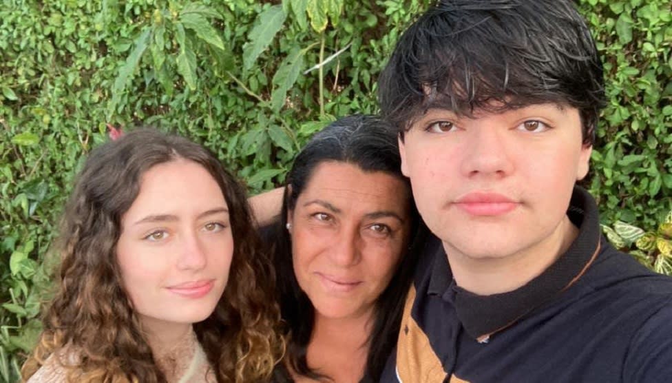 Beatriz Inzaurralde junto a sus hijos