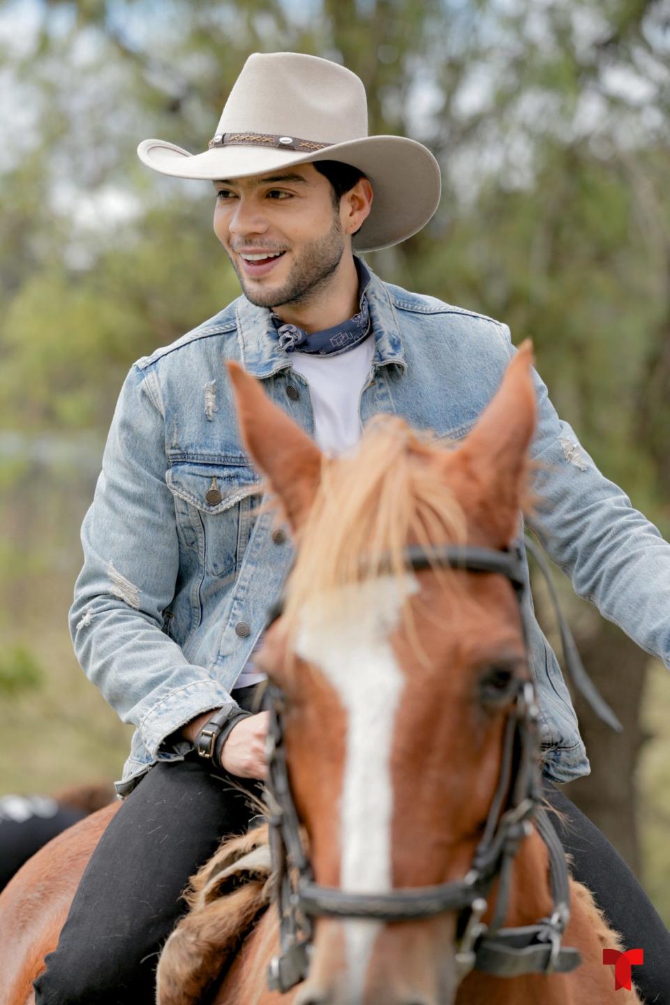 <p>"<strong>Es diferente a los demás gavilanes, a los demás primos de esta nueva generación de <em>Pasión de gavilanes</em></strong>", cuenta sobre su personaje el actor colombiano <strong>Jerónimo Cantillo</strong>, quien interpreta a Andrés, hijo de Sarita (Klauss) y Franco (Brown). "[Es un joven] liberal, amante, apasionado empedernido que defiende sus ideales, músico, persigue sus sueños y sus pasiones con una nobleza muy bonita pero al mismo tiempo con un carácter especial muy fiel a su carácter", agrega. </p>