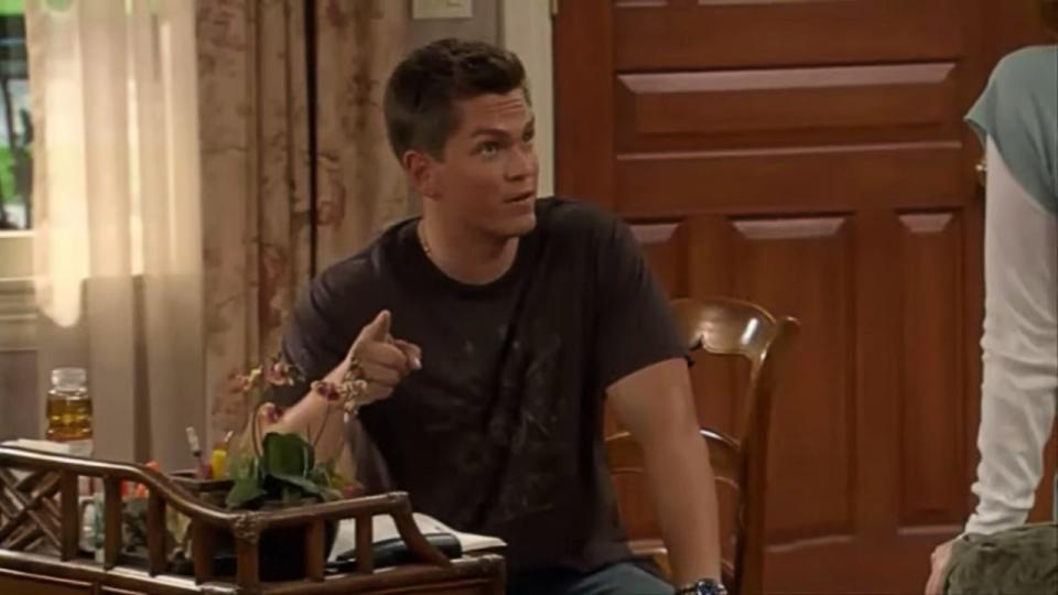 Van Montgomery (Steve Howey) talking wit Reba Hart on Reba