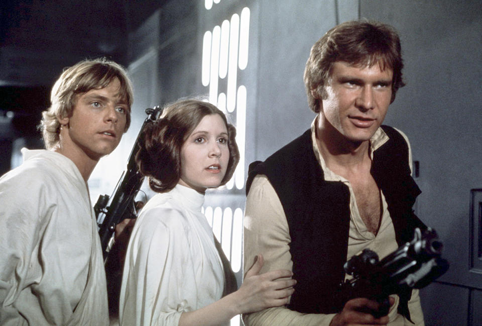 Los actores estadounidenses Mark Hamill, Carrie Fisher y Harrison Ford en el set de Star Wars: Episodio IV - Una nueva esperanza, escrita, dirigida y producida por George Lucas. (Foto: Sunset Boulevard/Corbis via Getty Images)