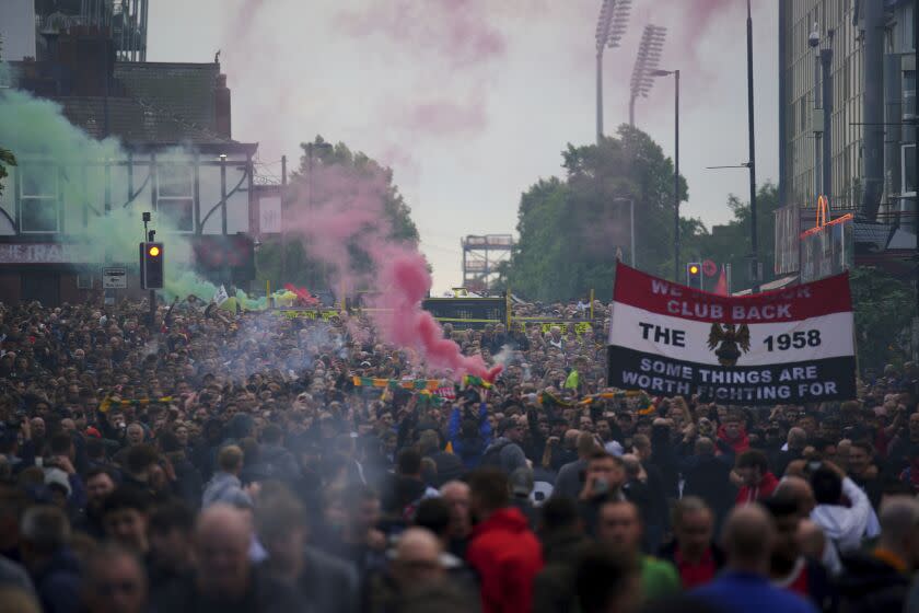 Aficionados se congregan para protestar contra los dueños del Manchester United afuera del estadio Old Trafford, el lunes 22 de agosto de 2022, previo al partido contra Liverpool en la Liga Premier. (Peter Byrne/PA vía AP)