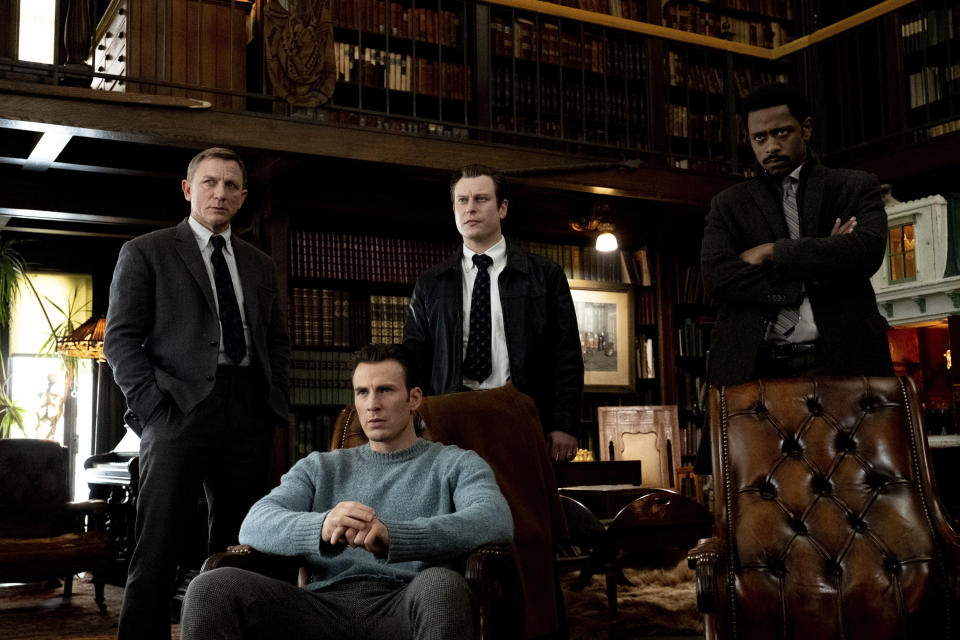 En esta imagen difundida por Lionsgate, Daniel Craig, Chris Evans, Noah Segan y Lakeith Stanfield, de izquierda a derecha, en una escena de "Knives Out". (Claire Folger/Lionsgate vía AP)