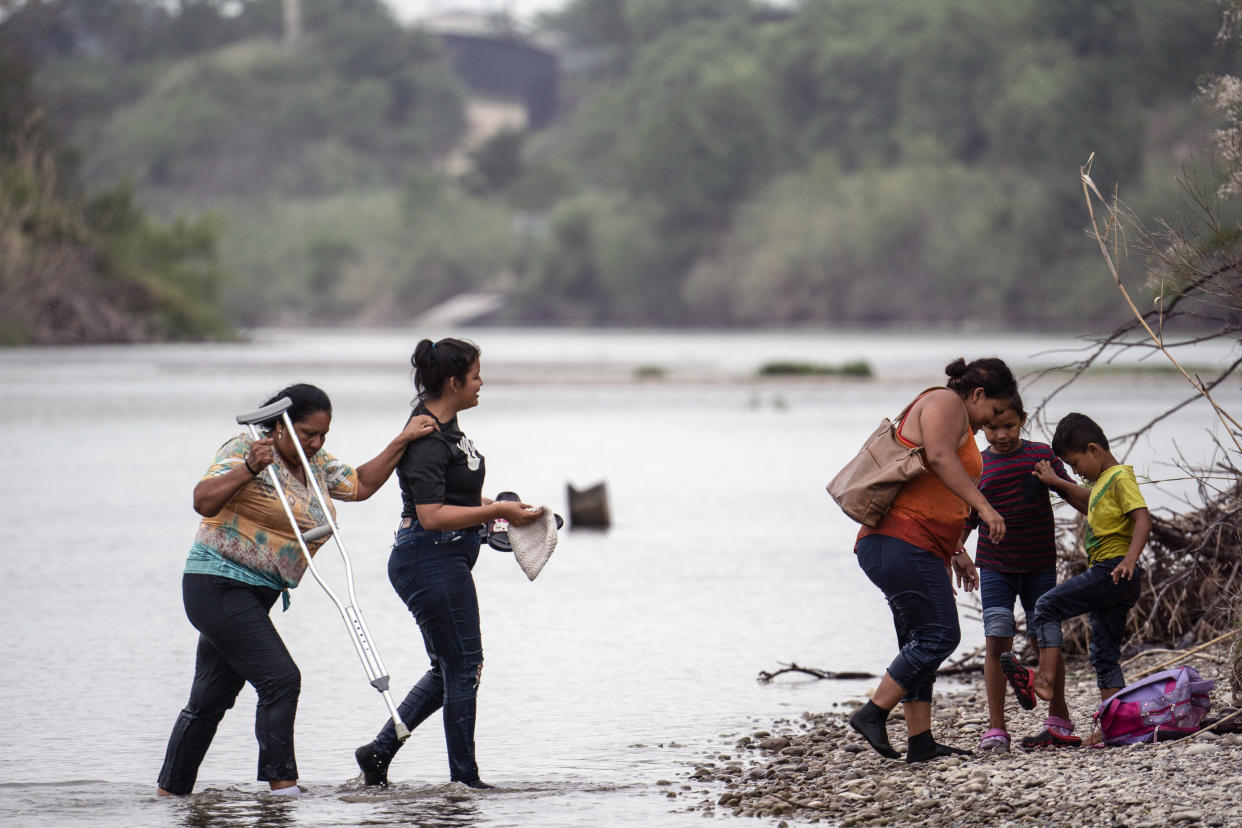 Migrantes solicitantes de asilo cruzan el río Bravo desde México hacia Eagle Pass, Texas, el 10 de mayo de 2023. (Go Nakamura/The New York Times)