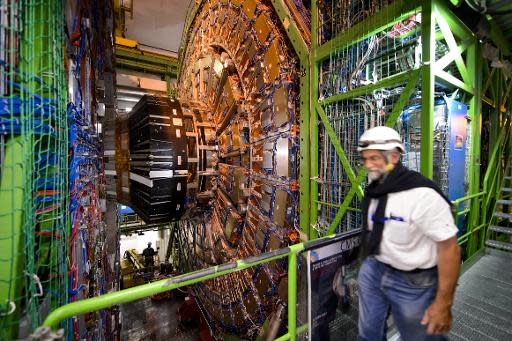 Un trabajador camina por un pasaje del tunel del CERN en donde está el LHC -acelerador de partículas- durante los trabajos de mantenimiento en Meyrin, cerca de Ginebra, Suiza, en una foto de archivo (AFP | Frabrice Coffrini)
