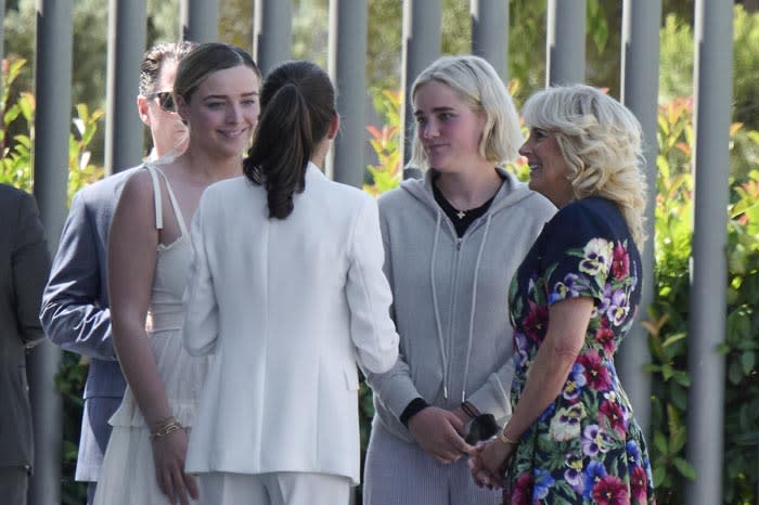 Jill Biden con sus nietas y la reina Letizia