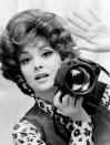 ARCHIVO - La actriz italiana Gina Lollobrigida con una de sus cámaras fotografiada en su villa en Roma el 26 de noviembre de 1972. La leyenda del cine italiano Gina Lollobrigida, que alcanzó el estrellato cinematográfico internacional durante la década de 1950 y fue apodada “la mujer más bella del mundo” por el título de una de sus películas, murió en Roma el lunes 16 de enero de 2023, dijo su agente. Tenía 95 años. (Foto AP/Massimo Sambucetti, archivo)