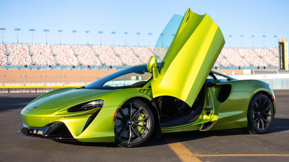 EV Technology Not Ready for 'Real Supercars' Before End of Decade: McLaren CEO photo