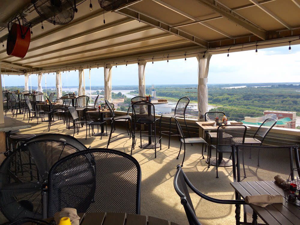 Mississippi: 10 South Rooftop Bar and Grill