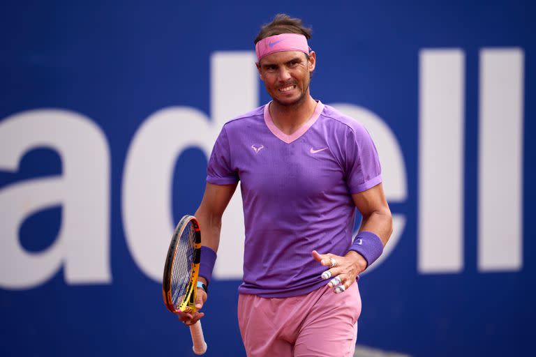 El español Rafael Nadal celebra al vencer a Kei Nishikori, de Japón, durante los 8vos de final del ATP 500 de Barcelona.