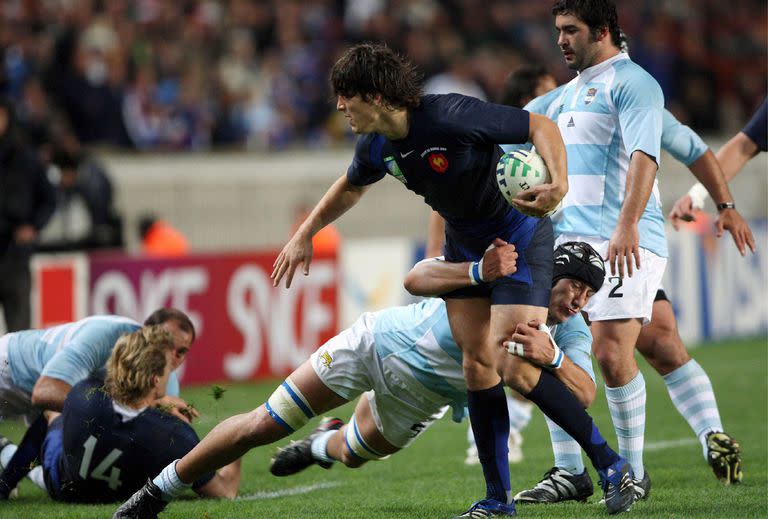 El segunda línea Patricio Albacete fue una de las figuras de aquellos Pumas de Bronce de Francia 2007; en la escena tacklea al francés David Skrela en el encuentro por el tercer puesto de aquel Mundial, en el Parque de los Príncipes.