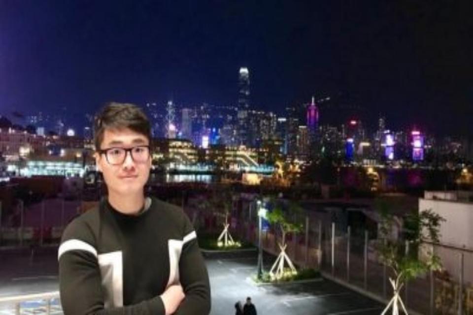 ▲英國駐香港總領事館職員鄭文傑（ Simon Cheng ） 8 月赴大陸出差，卻因涉嫖而被拘留，其後被釋放。 3 個月後他接受外媒訪問，稱自己當時其實是被大陸公安拷問反送中相關事宜。（圖／翻攝自香港 01 ）