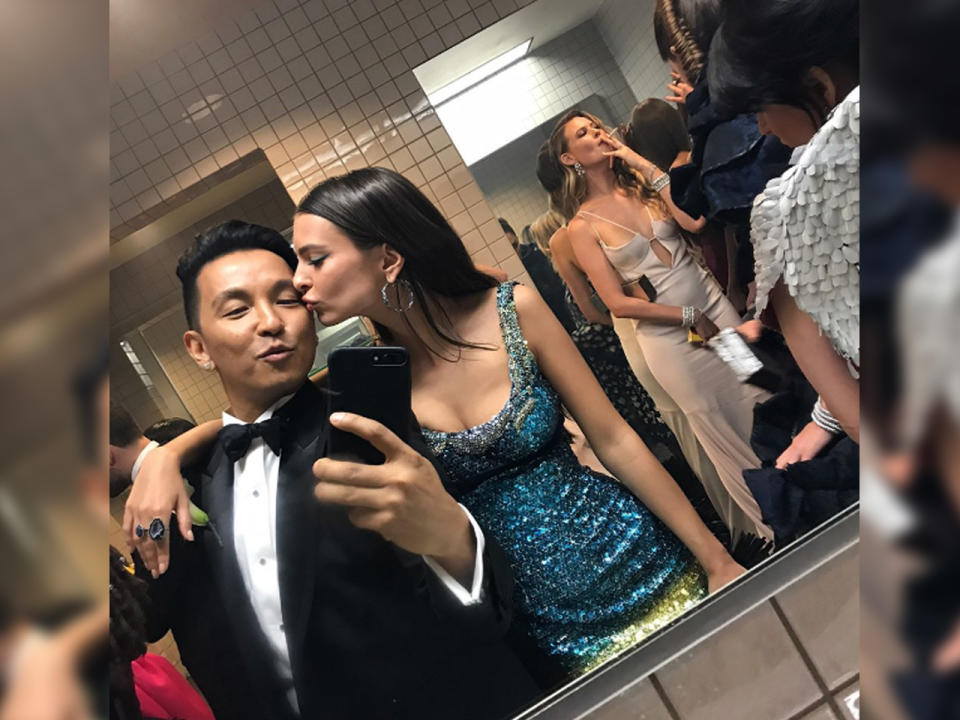 Unterdessen knutschen Designer Prabal Gurung und Model Emily Ratajkowski für ein Beauty-Selfie vor der Kamera. (Bild-Copyright: prabalgurung/Instagram)