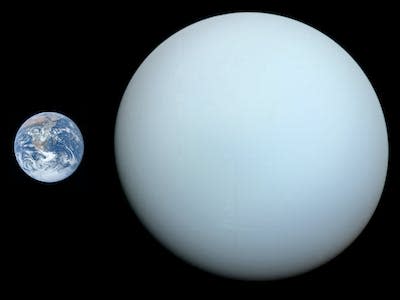Comparación entre el tamaño de la Tierra y el planeta Urano. NASA
