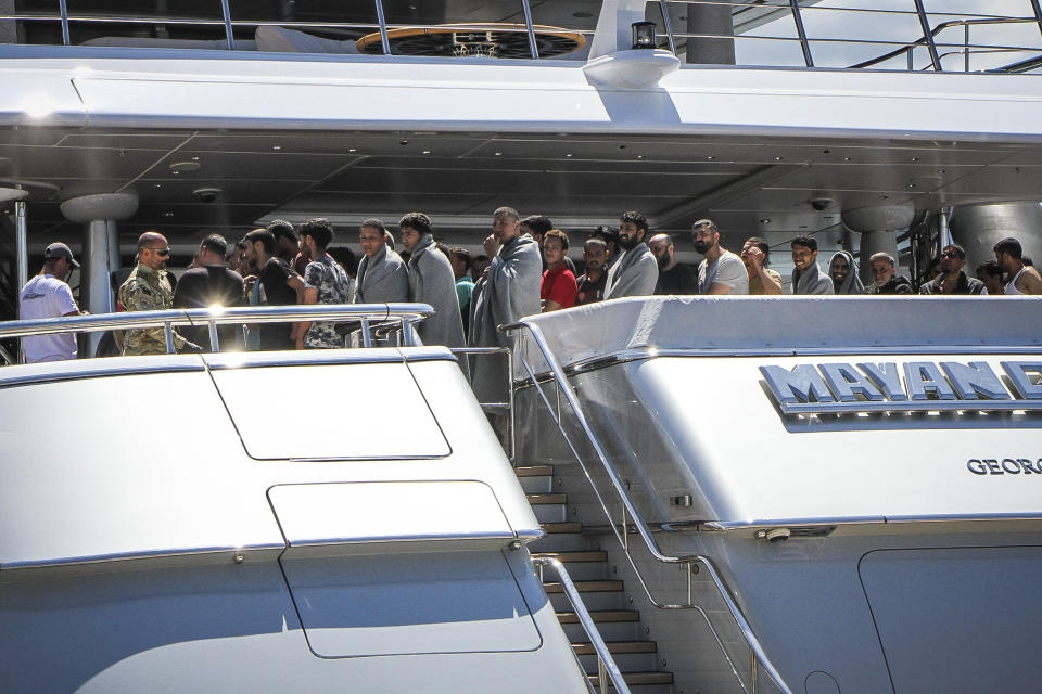 El rescate de náufragos en el yate de un magnate mexicano que reveló una triste realidad (Foto: STRINGER / Eurokinissi / AFP) / Greece OUT (Foto: STRINGER/Eurokinissi/AFP via Getty Images)