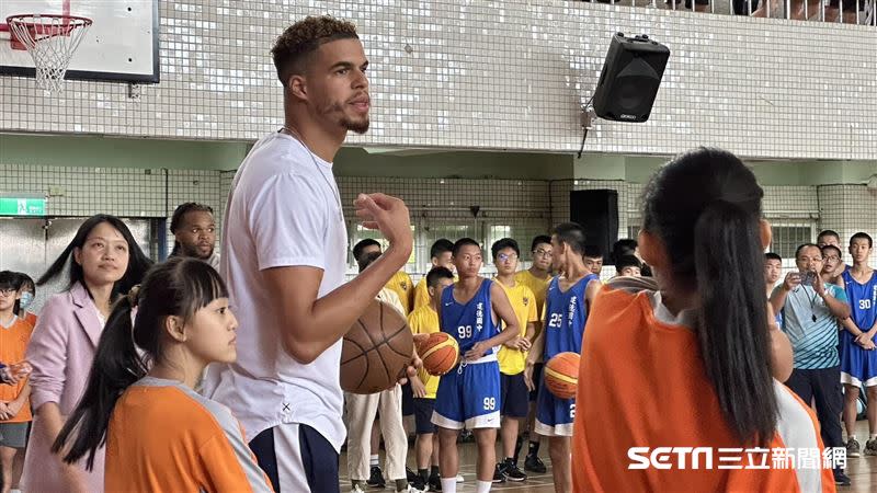 NBA冠軍金塊隊冠軍球星小波特來到基隆安樂高中，親自下場指導小球員球技。（圖／記者蔡厚瑄攝影）