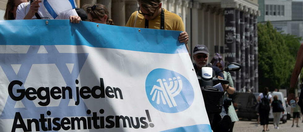 Une pancarte « Contre tous les antisémitismes » à l'occasion d'une manifestation devant le musée Fridericianum de Cassel, qui accueille la 15e édition de la documenta.




