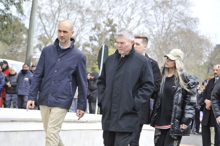 Fernando Burlando, abogado de Silvina Luna, junto a Stefi Xipolitakis en el último adiós a la actriz. El abogado no quiso hablar pero anticipó que lo hará esta tarde cuando se lleve a cabo la marcha en pedido de justicia