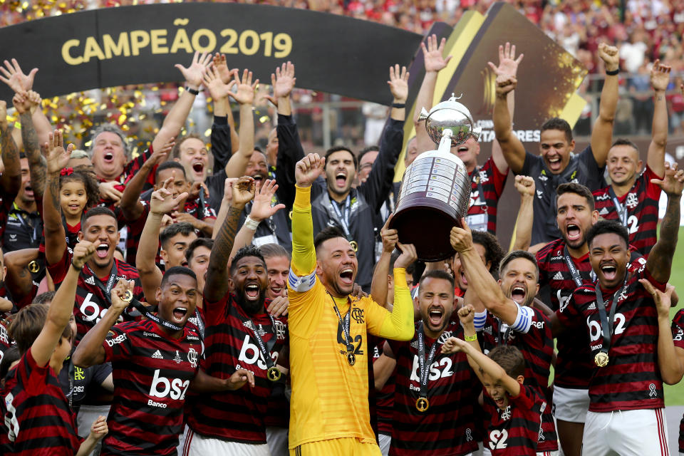 Los jugadores de Flamengo de Brasil alza el trofeo de campeones tras vencer 2-1 a River Plate en la final de la Copa Libertadores, el sábado 23 de noviembre de 2019. (AP Foto/Ernersto Arias)