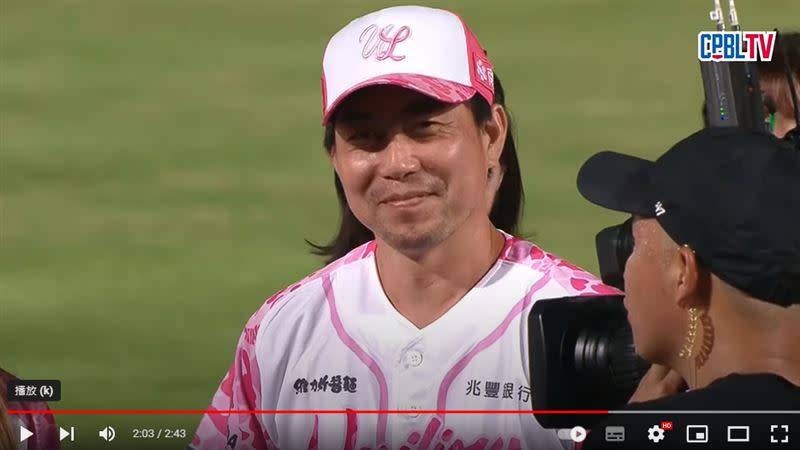 林岳平總教練和20位UniGirls合照藏不住笑容。（圖／翻攝自CPBL YT）